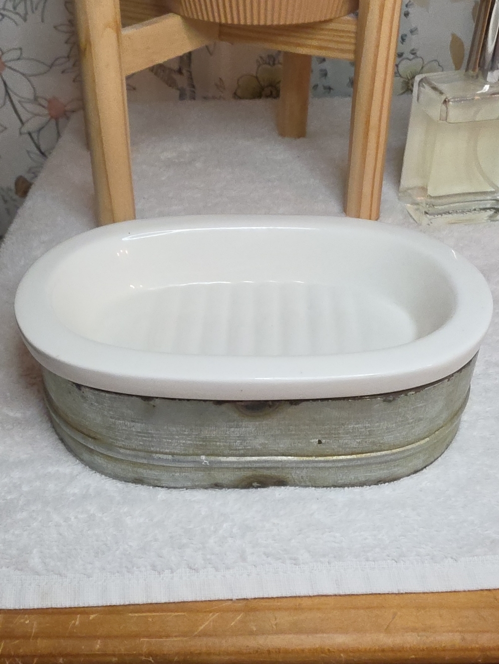 Creative Co-Op White Ceramic Soap Dish with Wood-Effect Base